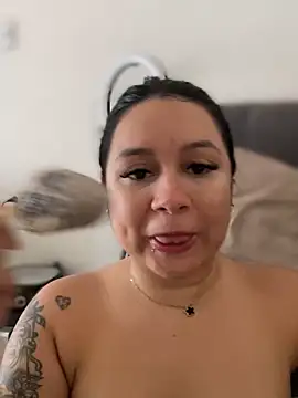 Snapshot of Pretty_Isadora chatting on 10.09.25 Pretty Isadora online show from 10.09.25