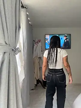 Snapshot of Pretty_Isadora chatting on 10.24.25 Pretty Isadora online show from 10.24.25