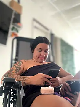 Snapshot of Pretty_Isadora chatting on 11.06.25 Pretty Isadora online show from 11.06.25