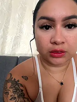 Snapshot of Pretty_Isadora chatting on 11.13.25 Pretty Isadora online show from 11.13.25