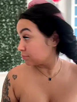 Snapshot of Pretty_Isadora chatting on 11.20.25 Pretty Isadora online show from 11.20.25