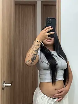 Snapshot of Pretty_Isadora chatting on 12.02.25 Pretty Isadora online show from 12.02.25