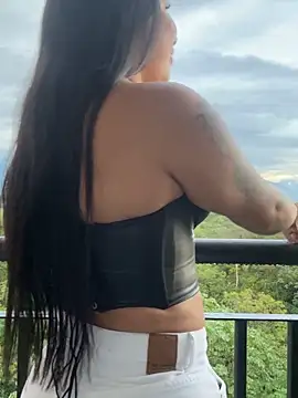 Snapshot of Pretty_Isadora chatting on 12.04.25 Pretty Isadora online show from 12.04.25