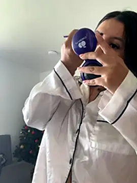 Snapshot of Pretty_Isadora chatting on 12.15.25 Pretty Isadora online show from 12.15.25