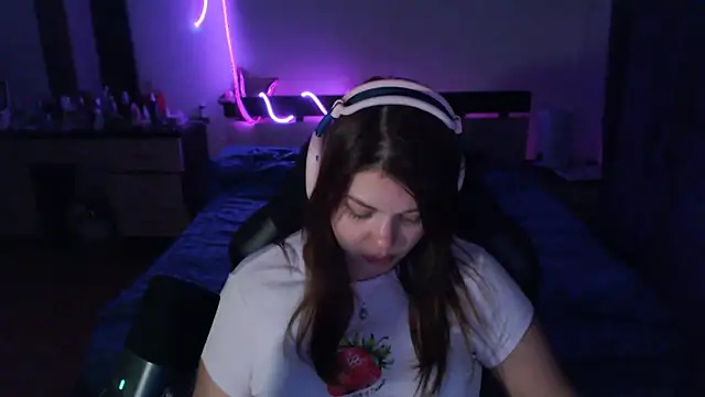 Snapshot of helengilmor chatting on 11.11.25 helengilmor online show from 11.11.25