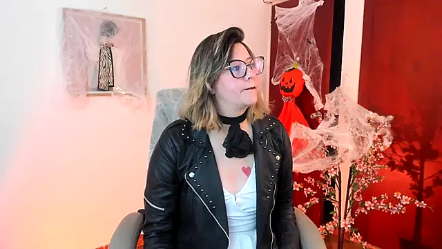 Snapshot of Chanelll_Taylorr_ chatting on 10.11.25 Chanelll Taylorr  online show from 10.11.25