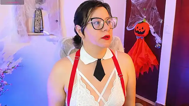 Chanelll Taylorr  online show from 10.26.25