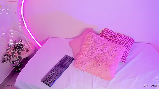 katiepeach  online show from 02.08.25