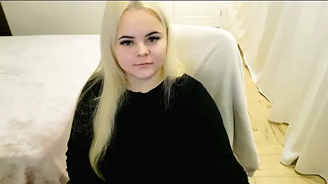 Snapshot of lovely-eyes chatting on 12.21.24 lovely-eyes online show from 12.21.24