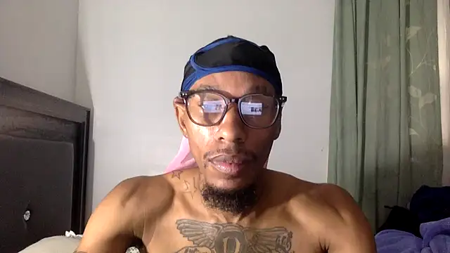 Snapshot of KingDerRico chatting on 10.11.25 KingDerRico online show from 10.11.25