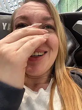 Snapshot of Sweet___Emily chatting on 10.04.25 Sweet   Emily online show from 10.04.25