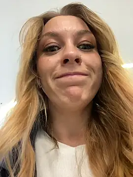 Snapshot of Sweet___Emily chatting on 10.06.25 Sweet   Emily online show from 10.06.25