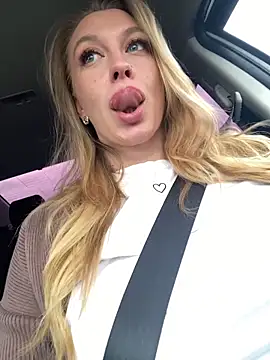 Snapshot of Sweet___Emily chatting on 10.10.25 Sweet   Emily online show from 10.10.25