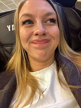 Snapshot of Sweet___Emily chatting on 10.17.25 Sweet   Emily online show from 10.17.25