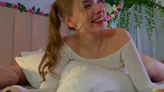 Eva Natsumi online show from 12.08.24