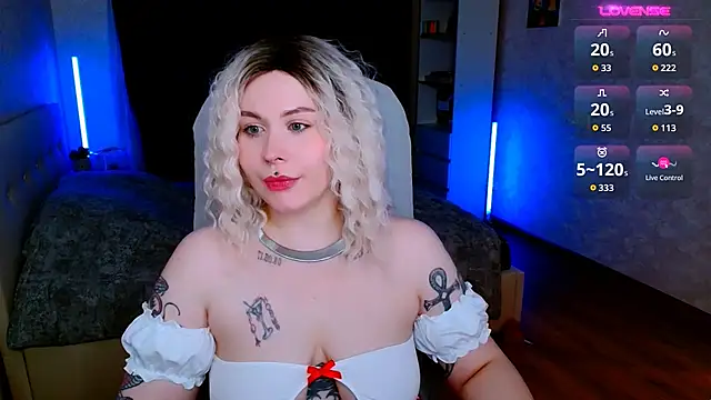 Snapshot of Blueberry-baby chatting on 11.23.25 Blueberry-baby online show from 11.23.25