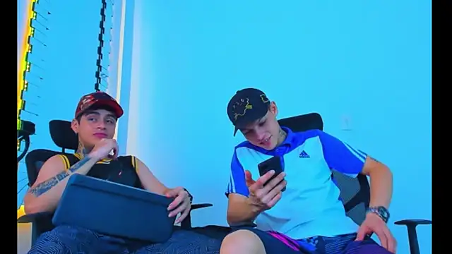 Snapshot of HOT_boy2025 chatting on 11.30.25 HOT boy2025 online show from 11.30.25