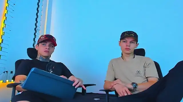 Snapshot of HOT_boy2025 chatting on 12.17.25 HOT boy2025 online show from 12.17.25