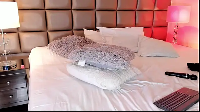 Snapshot of AnnyHizzle chatting on 02.05.25 AnnyHizzle online show from 02.05.25