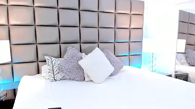 Snapshot of AnnyHizzle chatting on 03.09.25 AnnyHizzle online show from 03.09.25