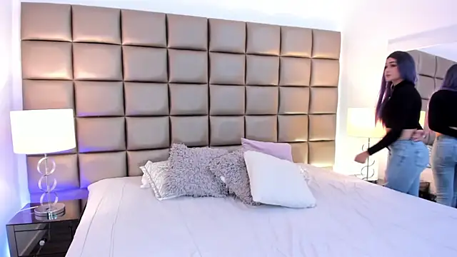 Snapshot of AnnyHizzle chatting on 03.11.25 AnnyHizzle online show from 03.11.25