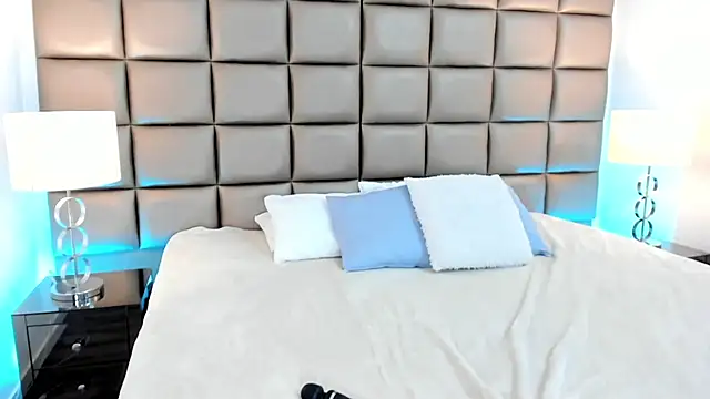 Snapshot of AnnyHizzle chatting on 03.18.25 AnnyHizzle online show from 03.18.25