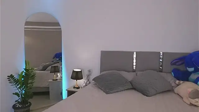 Snapshot of AnnyHizzle chatting on 09.22.25 AnnyHizzle online show from 09.22.25