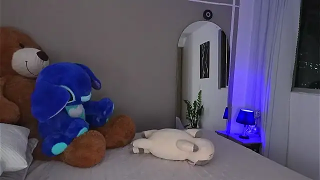 Snapshot of AnnyHizzle chatting on 10.01.25 AnnyHizzle online show from 10.01.25