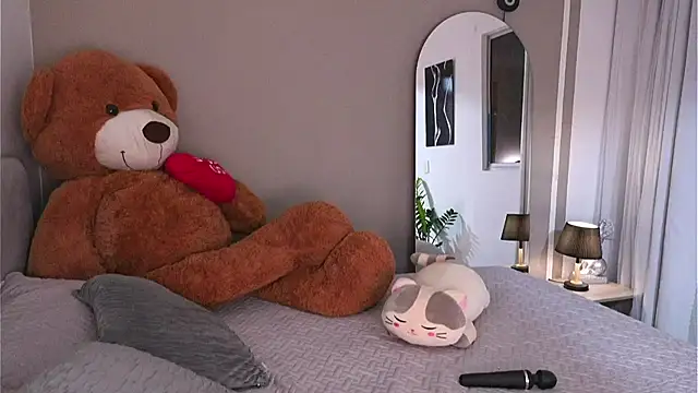 Snapshot of AnnyHizzle chatting on 10.05.25 AnnyHizzle online show from 10.05.25