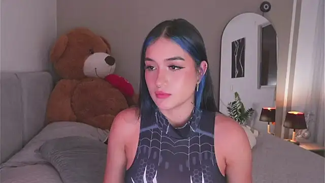 Snapshot of AnnyHizzle chatting on 10.07.25 AnnyHizzle online show from 10.07.25