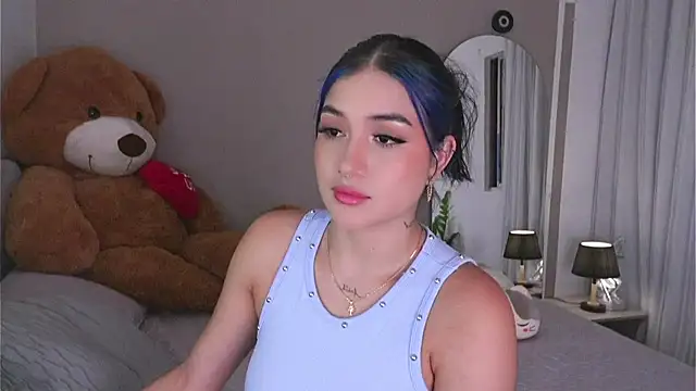 Snapshot of AnnyHizzle chatting on 10.11.25 AnnyHizzle online show from 10.11.25