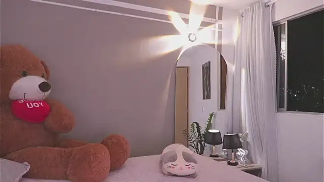 Snapshot of AnnyHizzle chatting on 10.28.25 AnnyHizzle online show from 10.28.25