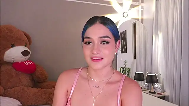 Snapshot of AnnyHizzle chatting on 11.03.25 AnnyHizzle online show from 11.03.25