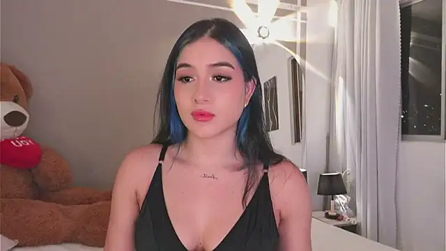 Snapshot of AnnyHizzle chatting on 11.05.25 AnnyHizzle online show from 11.05.25