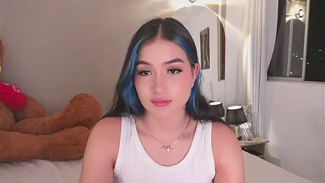 Snapshot of AnnyHizzle chatting on 11.10.25 AnnyHizzle online show from 11.10.25