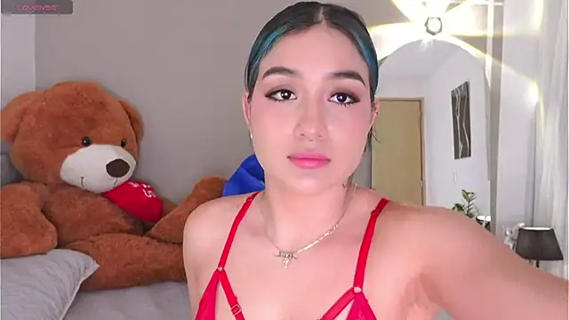 Snapshot of AnnyHizzle chatting on 11.18.25 AnnyHizzle online show from 11.18.25