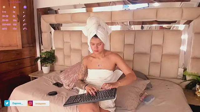 Dapnne  online show from 10.30.25