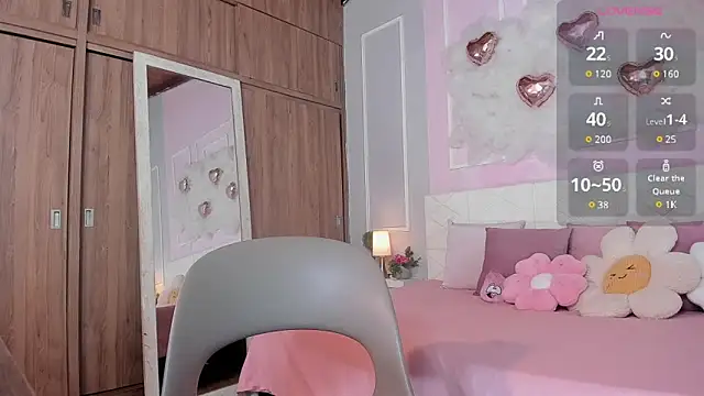 Snapshot of OraLarson chatting on 02.13.25 OraLarson online show from 02.13.25