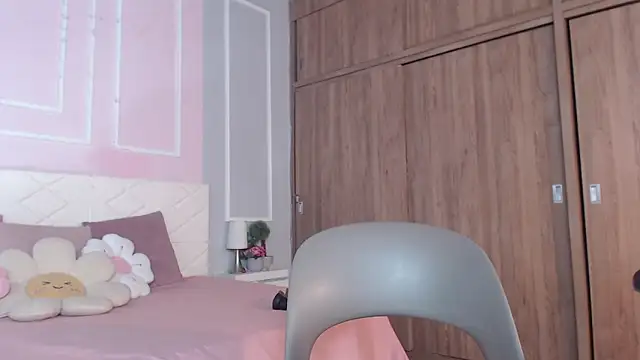 Snapshot of OraLarson chatting on 09.14.25 OraLarson online show from 09.14.25