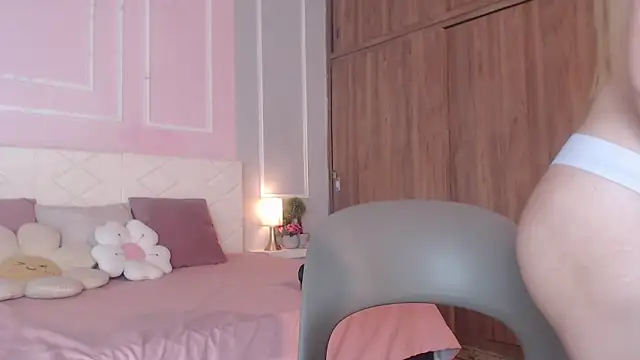 Snapshot of OraLarson chatting on 09.19.25 OraLarson online show from 09.19.25