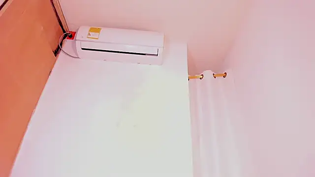 MiaKirshner online show from 09.20.25