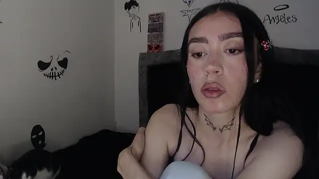 Julieta De Los Angeles online show from 01.05.26