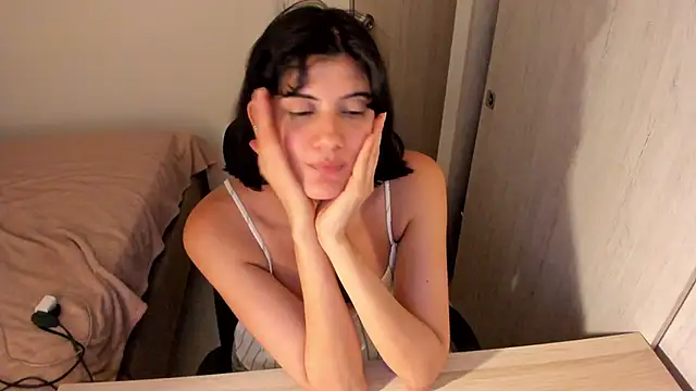 Snapshot of misstoya chatting on 06.18.26 misstoya online show from 06.18.26