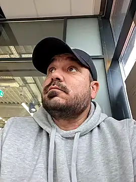 Snapshot of Futacisu chatting on 11.30.25 Futacisu online show from 11.30.25