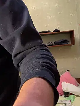 Snapshot of Ariel_Ari chatting on 12.23.24 Ariel Ari online show from 12.23.24