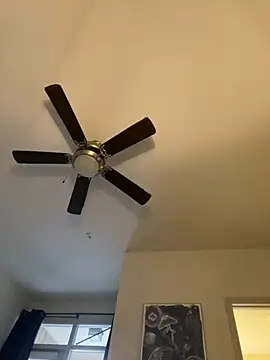 Snapshot of goldbuni chatting on 12.18.24 goldbuni online show from 12.18.24