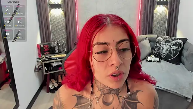 selene red  online show from 02.01.25