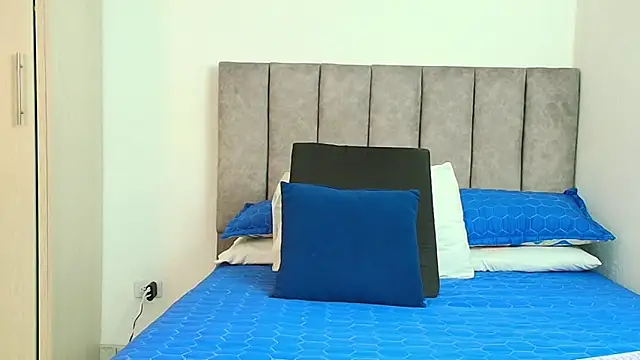 karina lewis  online show from 09.29.25