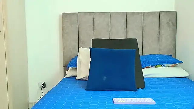 karina lewis  online show from 10.10.25