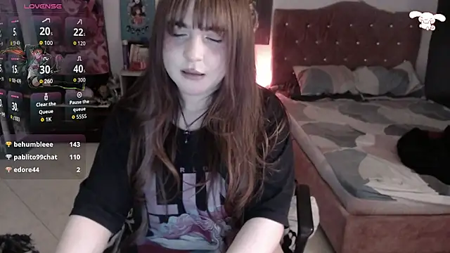 Snapshot of Avril2001 chatting on 06.22.26 Avril2001 online show from 06.22.26
